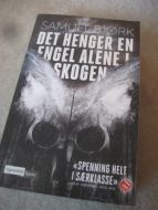 BJØRK, SAMUEL: DET HENGER EN ENGEL ALENE I SKOGEN. 2014.