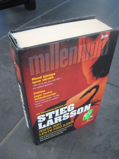 LARSSON STIG: JENTA SOM LEKTE MED ILDEN 2007