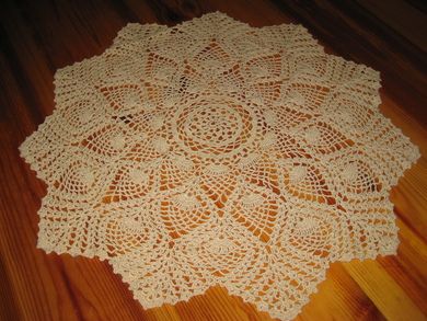 Stor og pen hekla duk ca 50 cm i diameter Heimelaga