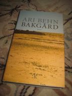 BEHN, ARI: BAKGÅRD. 2003.