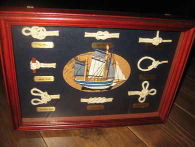 Maritim utsmykking i glassbeholder med ramme ca 35*25 cm stort klart til å henge på vegg