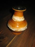 Pen vase fra 50-60 tallet, made in Western Germany. Ca 16 cm høg.