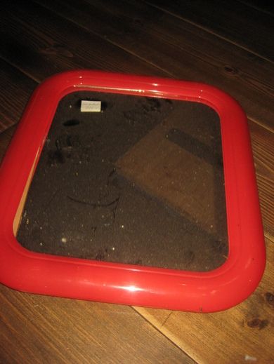 Ubrkt speil fra 60 tallet ramme av rød plast 34*39 cm stort