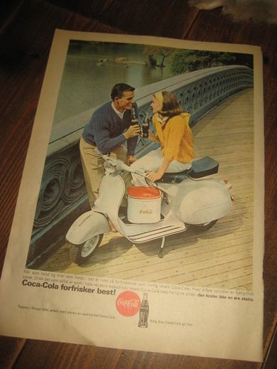 Reklame for Coca Cola fra 1965. Pen i glass og ramme. 