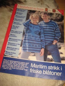 MARITIM STRIKK I FRISKE BLÅTONER.