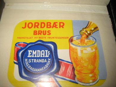 Strøken etikett fra Emdals Mineralvannfabrikk Stranda: JORDBÆR BRUS 60- 70 tallet