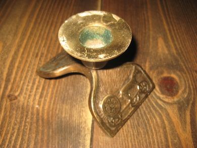 MESSING LYSESTAKE med dekor Hest og slede