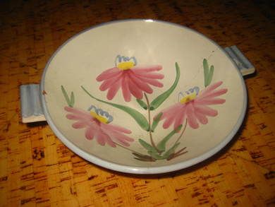 Gammel skål, liten, ubrtydleg brest, se bildet. Ca 22 cm i diameter. 
