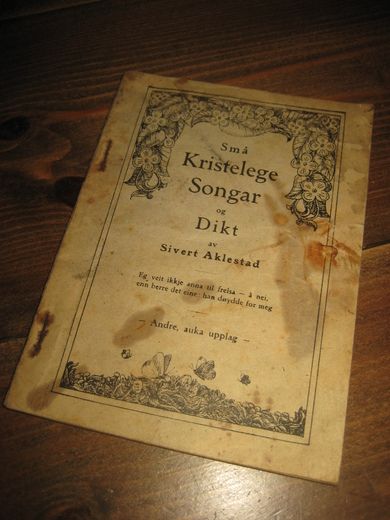 Aklestad: Små Kristelege Songar og Dikt. Nasjonaltrykkeriet, Aalesund. 