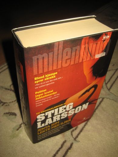 LARSSON STIG: JENTA SOM LEKTE MED ILDEN 2008