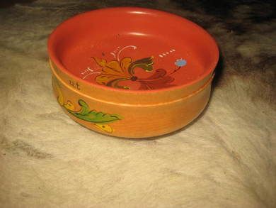 Pen dreia og rosemala skål med tekst: Når ølet går inn går vettet ut 12 cm i diameter