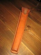 Slire i skinn til noe militært, ca 30 cm lang, ubrukt. 50-60 tallet