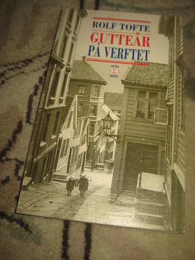 TOFTE, ROLF: GUTTEÅR PÅ VERFTET. 2001. 