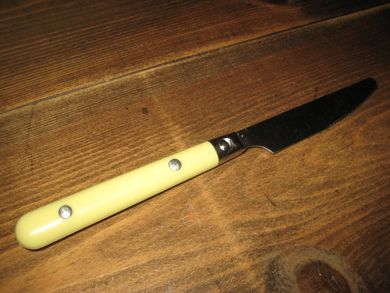 Kniv med plasthandtak