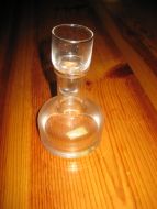 Pen karaffel med glass som også er tillaga som topp på karaffelen, Randsfjord handblåst krystall.