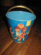 Gammel, nostalgisk blikk lekespann med hank, 0.5 liter, 50-60 tallet. Ca 12 cm høg.