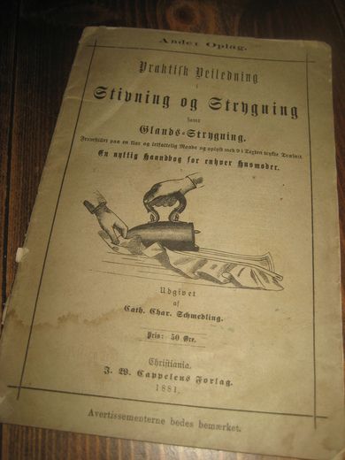 Praktisk Veiledning i Stivning og Strygning samt Glands Strygning. En nyttig haandbog for enhvær husmor. 1881.