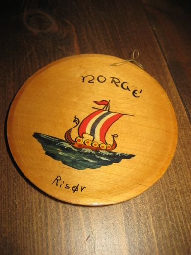 Trefat dekorert fra Risør Ca 10 cm i diameter 50 - 60 tallet