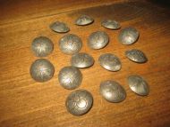 Lot med 15 eldre tinnknapper noe for deg?