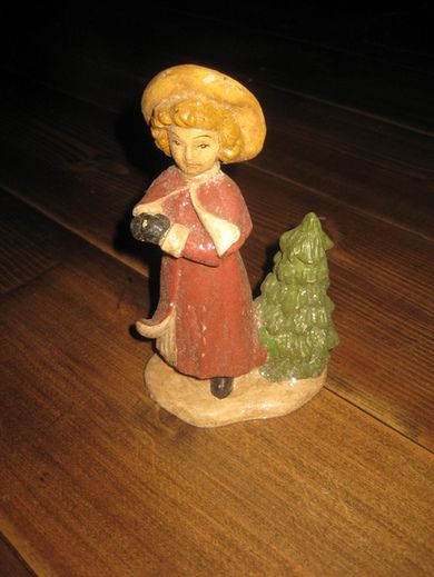 Pen porselensfigur fra eldre dager ca 18 cm høg