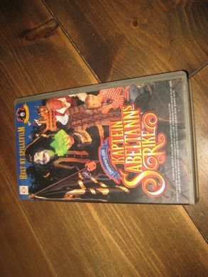 KAPTEIN SABELTANNS RIKE. Ny spillefilm. 1996, 70 min.
