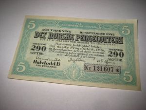 1942, DET NORSKE PENGELOTTERI, 5 kr, halvlodd, meget pent,  trekning 290, nr 121607. 