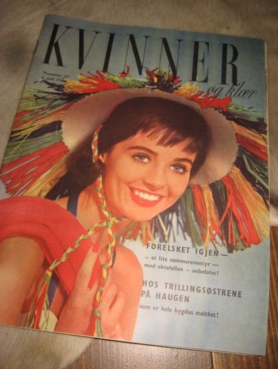 1959 nr 027 KVINNER OG KLÆR