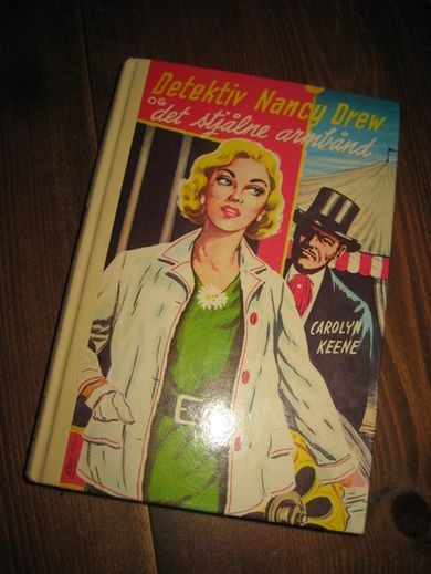 Derw: Detektiv Nancy Drew OG DET STJÅLNE ARMBÅND Bok nr 31