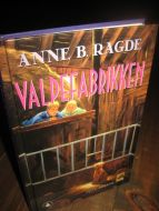 RAGDE: VALPEFABRIKKEN. 2006.