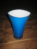 Glassvase i blått, ca 26 cm høg.