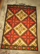 Meget pent brodert veggteppe med smijernsoppheng ca 60*80 cm stort 60-70 tallet