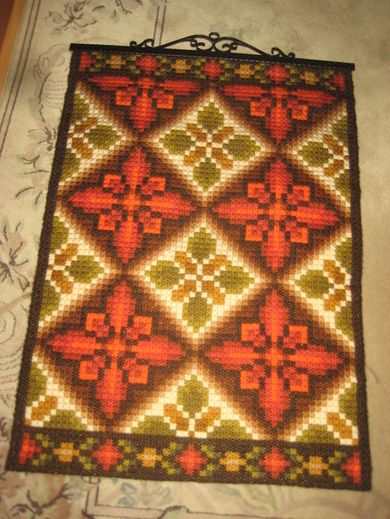 Meget pent brodert veggteppe med smijernsoppheng ca 60*80 cm stort 60-70 tallet