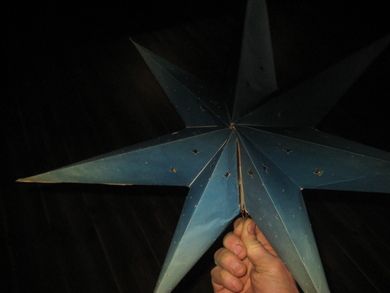 Stor stjerne i blått papp, ca 48 cm i diameter. 40-50 tallet. 