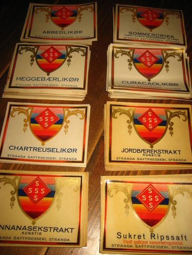 Lot etiketter fra Stranda Saftpresseri, Stranda, 60-70 tallet. Pk. 1.