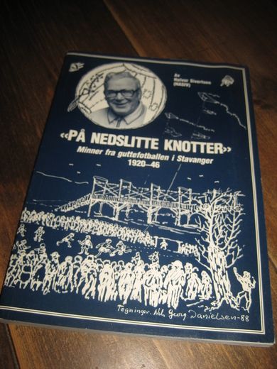 Sivertsen: PÅ NEDSLITTEKNOTTER Minner fa guttefotballen i Stavanger 1920-46 1988