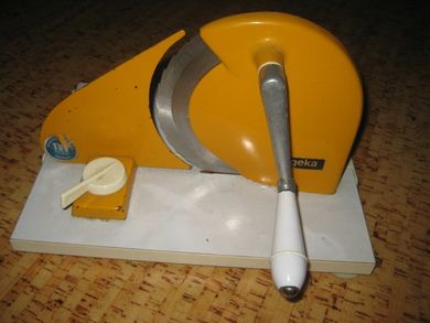 TUV GEKA  oppskjersmaskin for brød, 60-70 tallet.
