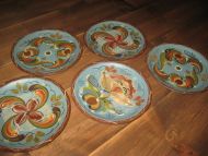 Eldre rosemala tretallerkener ca 21 cm i diameter selges under ett 40-50 tallet