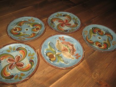 Eldre rosemala tretallerkener ca 21 cm i diameter selges under ett 40-50 tallet