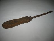 Eldre skrujern med trehandtak