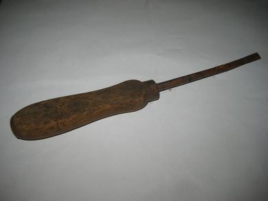 Eldre skrujern med trehandtak