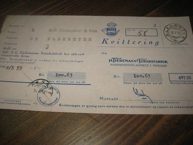 Kvitering fra Tiedemanns Tobaksfabrik for innbetaling Kr 100 63 stempla BLAKSETER 6 V 53