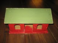 Lite trehus, ca 30*16 cm stort, ca 16 cm høgt. 