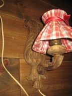 Eldre pen utskoren trelampett med skjerm