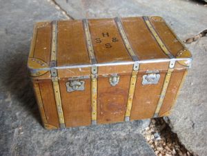 Meget speiell boks fra 40 tallet, merka på lokket: HS&S. Ca 16*9 cm stor, 9 cm høg. 
