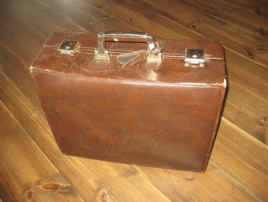 Stor dokumentveske fra 60 tallet 45*36 cm stor 17 cm brei med bur for dokumenter Brukt med litt slitasje