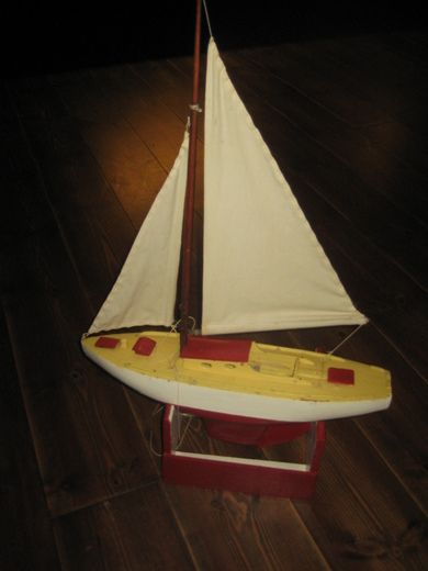 Seglbåt klar til sjøsetting ca 49 cm lang 71 cm høg Noe for deg?
