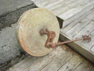 Gammel slipestein med 