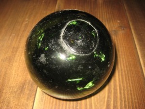 Pen, mørk grønn kavlkule fra tidleg 1900, ca 11 cm i diameter. 