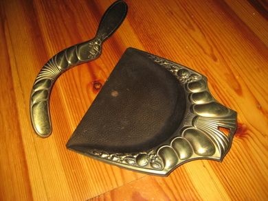 Sopebrett og kost i messing 30 - 40 tallet