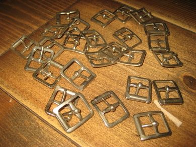 Lot med 25 stk spenner for sko etc ca 23 mm brei Fra avvikla skomakeri på 50-60 tallet